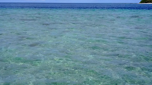 在沙巴附近的清水和白沙滩上航行的宁静旅游海滩的浪漫9秒视频