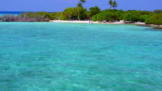 度假村附近有明亮沙质背景的蓝色泻湖完美泻湖海滩度假视频