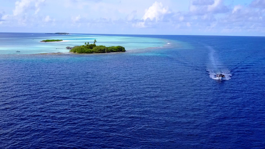 绿松石海洋和沙洲附近的白色沙滩背景完美海岸海滩生活视频