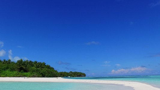 在沙滩附近有清洁沙土背景的水蓝色环礁湖上放松度假度假胜地视频