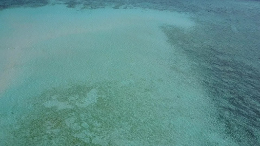 蓝色海洋和靠近波浪的白色沙滩背景复制奢华海湾海滩生活视频