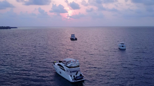 以浅海和沙滩附近的白色沙砂背景为代表的奢华海滩海滩视频