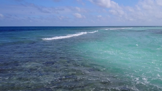 蓝色海洋的奇异海湾海滩探险风景视频