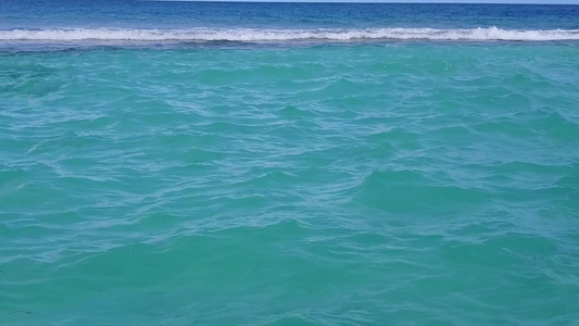 沙洲附近有白沙背景的蓝海热带海岸海滩之旅的广角天空视频