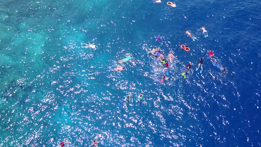 豪华岛屿海滩度假的夏季海景浅海靠近度假胜地白沙底背景视频