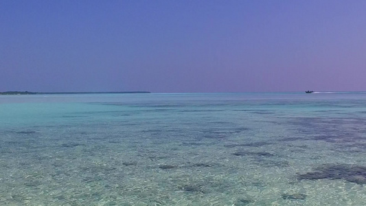 以蓝海和阳光下白色沙滩背景进行海滩航行的热带海洋景色视频