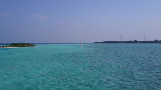 以浅环礁湖和靠近珊瑚礁的白沙背景进行热带海岸线海滩视频