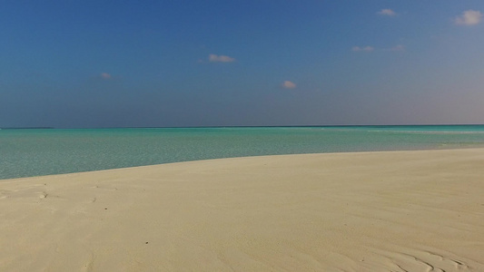 蓝色绿色海洋的完美海岸海滩之游夏季潮流海浪附近有白色视频