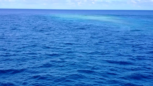 沙洲附近白沙背景浅海热带海滨海滩旅行的阳光摘要视频