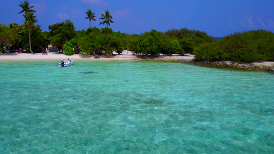 阳光明媚的豪华环礁湖海滩景色海平面和海浪附近的白沙视频