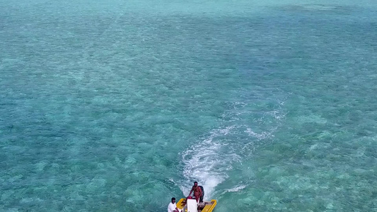 在沙滩附近用清水和清洁沙土背景的干净水进行异国度假视频