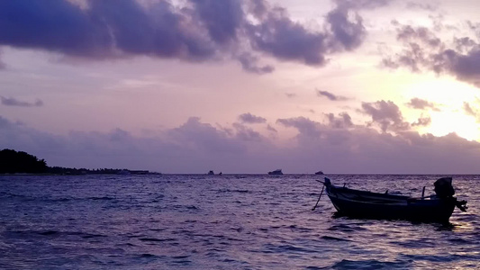 日出后白沙背景的蓝绿色海洋热带海景海滩日间风景视频