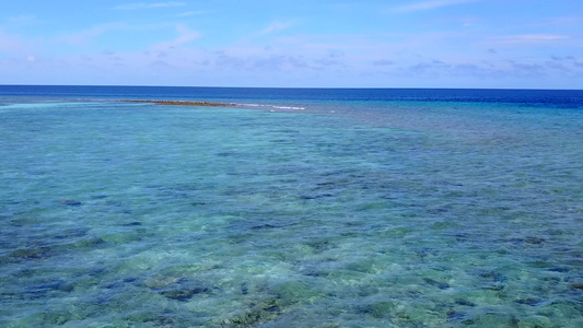 海洋海岸海滩探险的浪漫性蓝海冒险近冲浪时有白色沙子视频