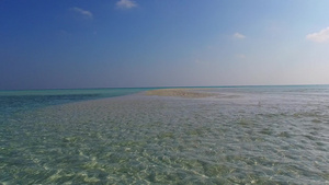 以浅海和白沙滩为背景的海景12秒视频