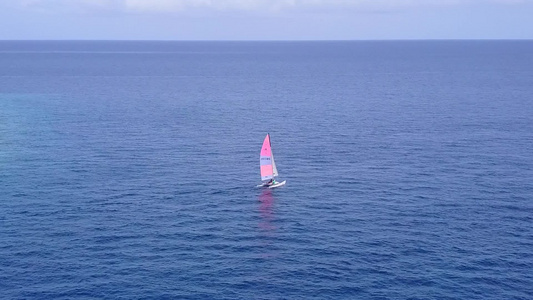 复制沙洲附近白沙背景蓝海天堂海岸海滩之旅的空间全景视频