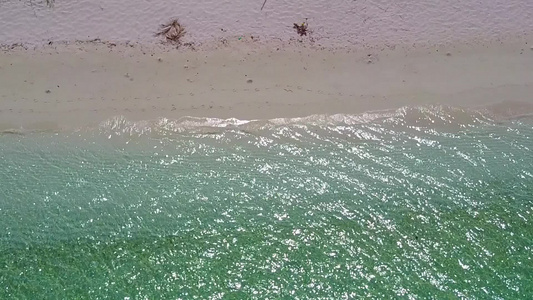 沙洲附近白沙背景的水蓝色海水中田园诗般的泻湖海滩度假视频