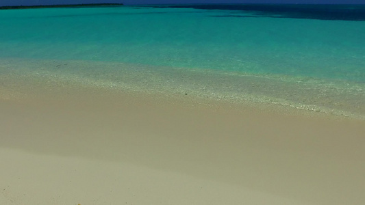 蓝海和珊瑚礁附近有白色沙沙背景的白海边旅游海滩假日视频