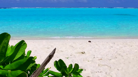 沿蓝海航行的热带湾海滩空空景观和阳光下的清洁沙地背景视频