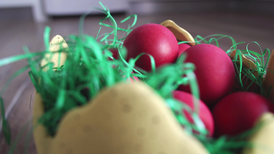 巢状碗中传统的红色东边鸡蛋视频