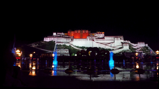 西藏布达拉宫的喷泉夜景视频