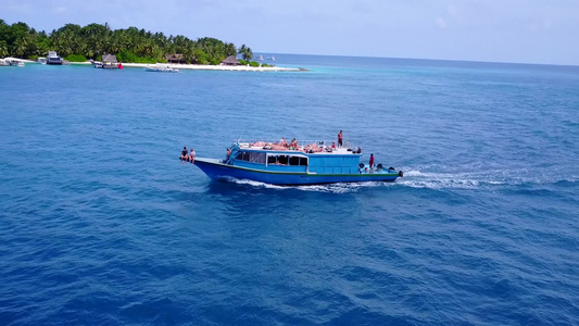 日落前在透明的大海和白沙背景下完美度假海滩度假的阳光视频