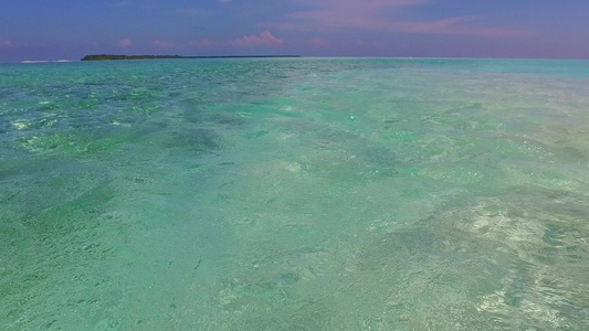 日落前由蓝环礁湖和白色沙子背景的蓝色环礁漂浮在黄昏视频