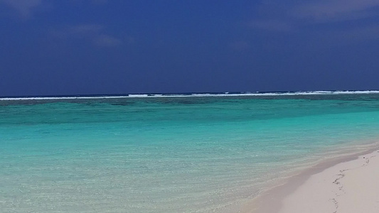 日落前白色沙子背景的蓝色环礁湖视频
