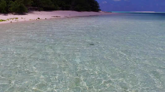 以蓝海和日落前的浅沙背景为例的完美海岸线海滩假日浪漫视频