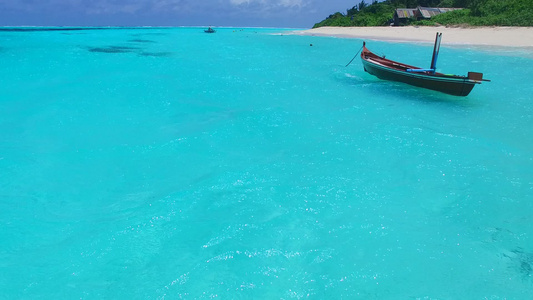 热带海景海滩度假的浪漫海景在礁石附近有白色沙滩背景视频