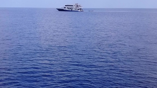 沙洲附近白沙背景的蓝水完美海湾海滩野生动物的阳光海景视频