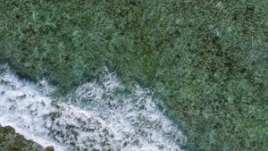 日出后蓝绿色环礁和白色沙沙背景打破海滩的海景空旷海景10秒视频