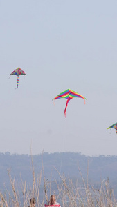 高清蓝天白云放风筝飞翔的风筝视频