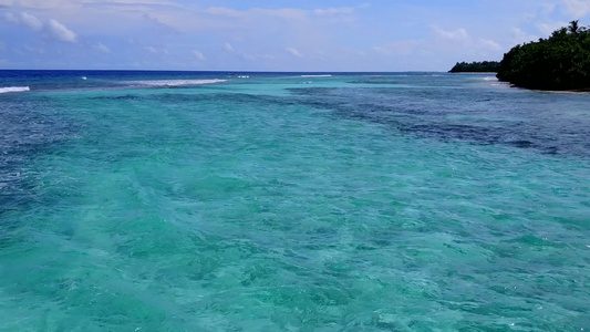 在阳光下有白色沙子背景的海平面上渡过蓝色水海的海湾视频