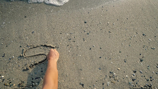 夏天在沙滩上手写字被软海浪冲洗视频