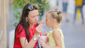 年轻母亲和女儿在户外吃冰淇淋19秒视频