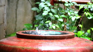 雨水流入一个大罐子村民将收集水以备旱季使用8秒视频