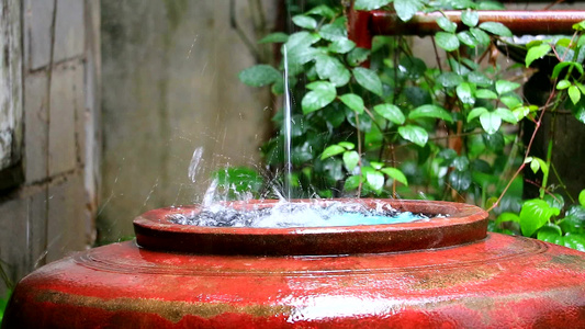 雨水滴到大水罐中在旱季使用于乡村地区视频