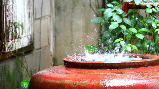 村民们将收集旱季用水1雨水流入大罐头水中视频