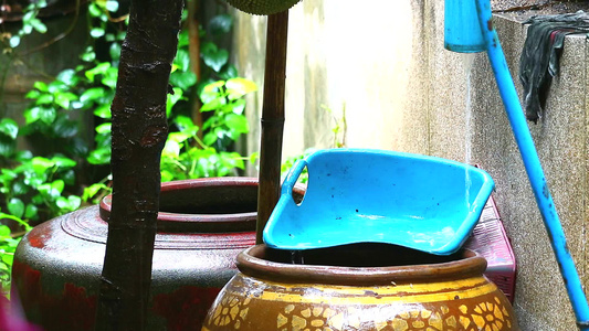 将雨水滴到水桶送到农村的大水罐里供旱季使用视频