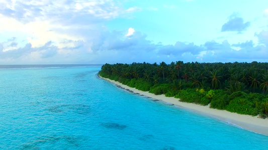 靠近波浪的白沙背景透明泻湖热带旅游海滩探险空旷旅游视频