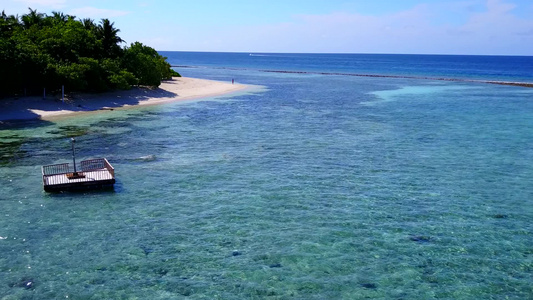 阳光明媚的天堂天空海岸海滩度假蓝水和白色沙沙背景在视频