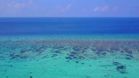 度假胜地附近白色沙滩背景的透明海洋放松海滨海滩的夏日视频