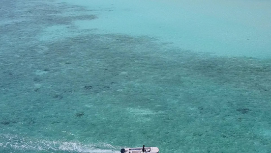 蓝海和冲浪附近浅沙背景的淡蓝海游岛屿平息海滩的近光视频