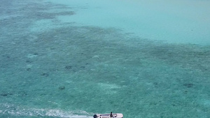 浅沙背景的淡蓝海岛屿12秒视频