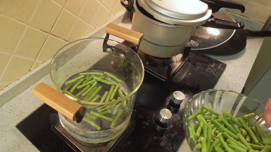 洗豇豆焯水做饭视频