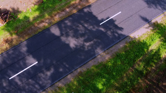 无人驾驶飞机飞越森林道路上空视频