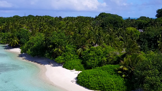 度假村附近有明亮沙质背景的绿松石水热带度假村海滩时间视频