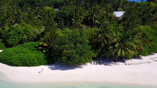 利用蓝色环礁湖和靠近度假胜地的白色沙滩背景进行宁静视频