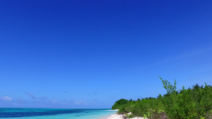 蓝海和白沙底背景在度假胜地附近进行着阳光明媚的天堂12秒视频