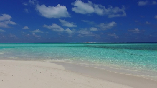 海洋旅游海滩沿蓝海和阳光下有白色沙子背景的蓝海旅行视频